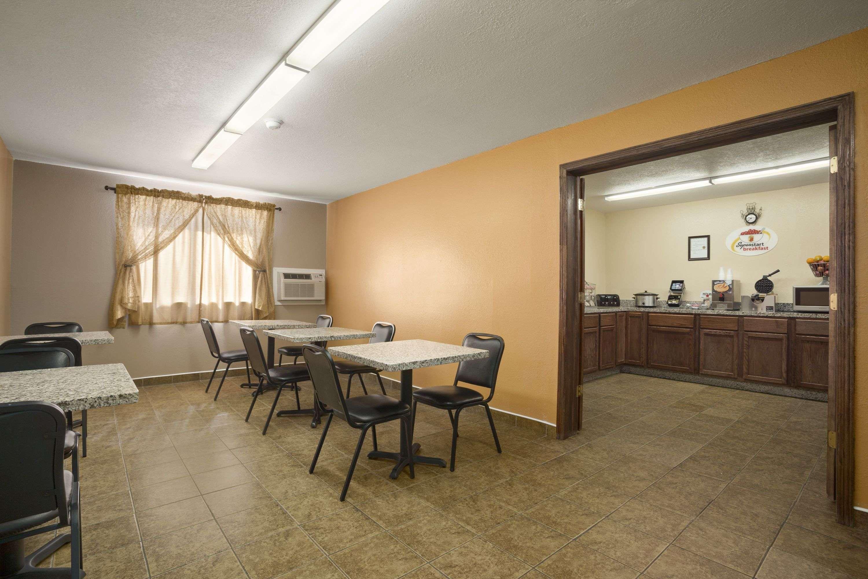 Hotel Super 8 By Wyndham Cedar Rapids Exterior foto