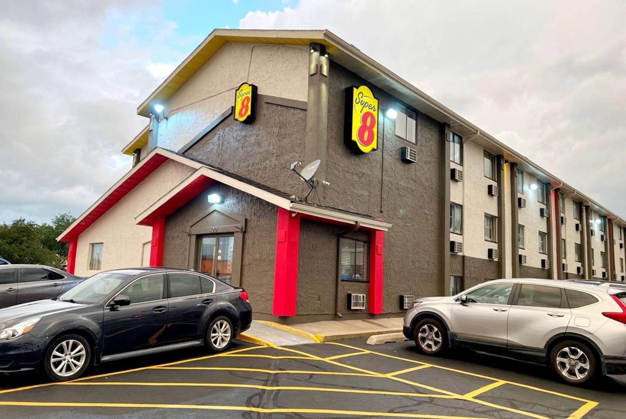 Hotel Super 8 By Wyndham Cedar Rapids Exterior foto