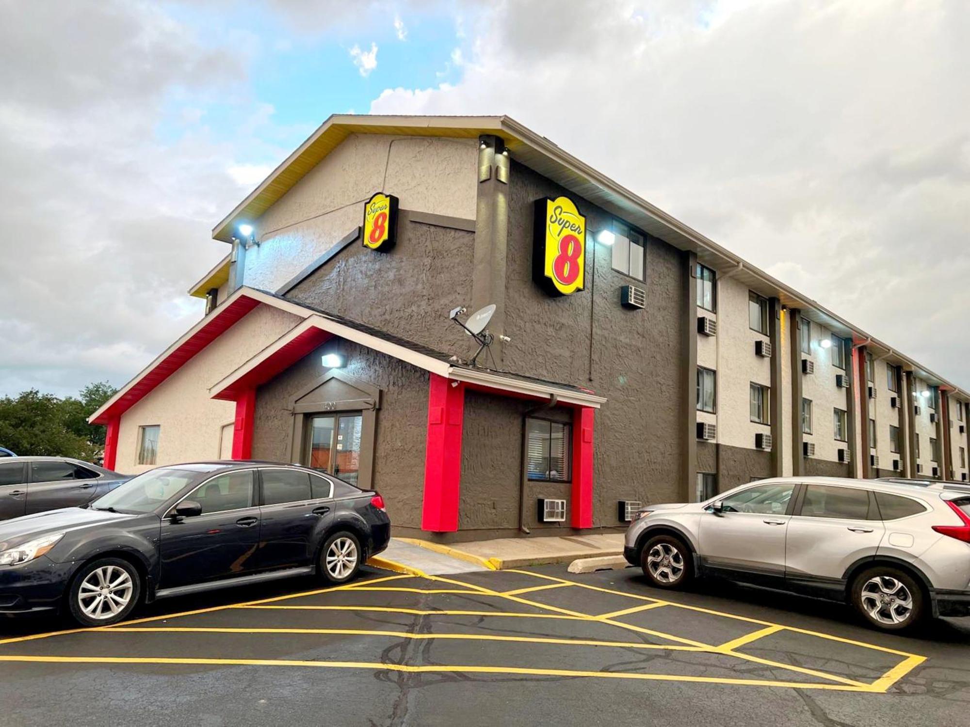 Hotel Super 8 By Wyndham Cedar Rapids Exterior foto