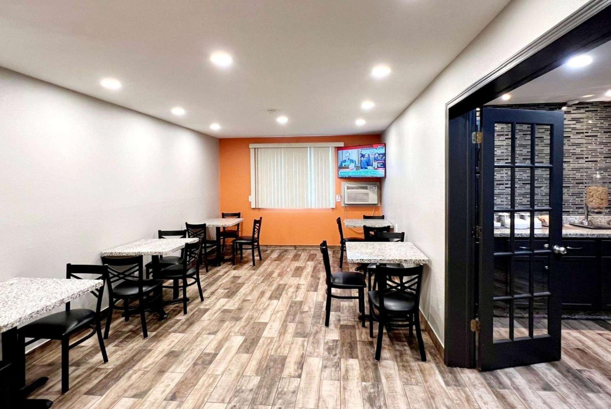 Hotel Super 8 By Wyndham Cedar Rapids Exterior foto