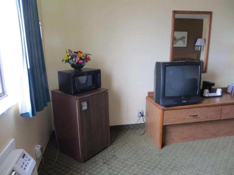 Hotel Super 8 By Wyndham Cedar Rapids Exterior foto